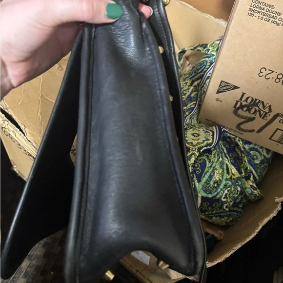 Coach stewardess Black Leather Shoulder Bag with Gold Accents - Picture 11 of 15